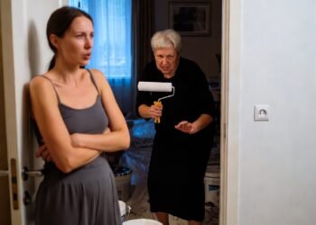 Они назвали мою дочь “прицепом” и решили выселить нас. Но квартира оформлена на меня