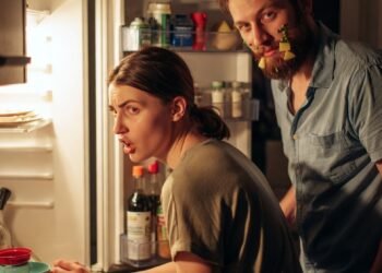 Он съел оливье, рулетики и пирожки “по привычке”. А я оставила его одного за пустым столом