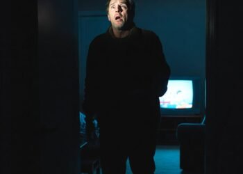 Ночью я услышал голос дочери и принёс одеяло — а потом вспомнил, что она не дома