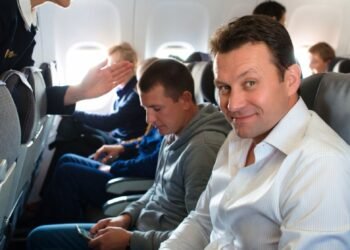 Бывший шеф два года назад лишил меня работы. В самолёте он прошептал стюардессе жалобу на меня — и случайно устроил мой апгрейд