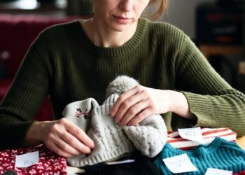 Отдала детские вещи незнакомке, а через год мне пришла посылка