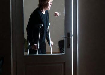 Муж и свекровь закрыли меня на замок