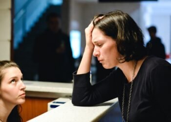 Беременная девочка дала мне кольцо — и я встретила её снова