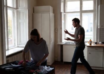 Он потребовал продать мою квартиру — я собрала его чемодан