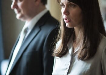 Я заметил странные визиты к соседке и однажды постучал — после этого всё изменилось