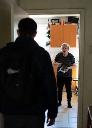 Коли син повернувся з родиною, він побачив не “вільний дім”, а моє тверде “ні”