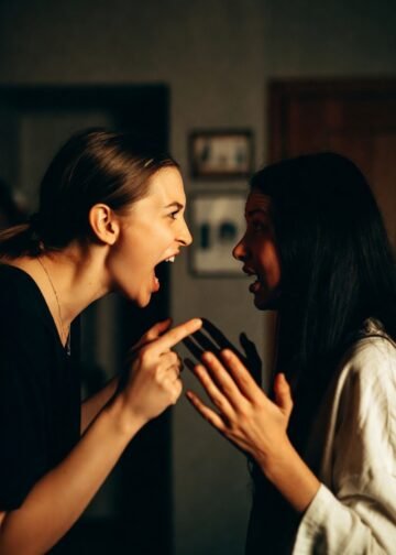 Младшая сестра требовала брать кредиты на её прихоти… пока старшая не сказала одну фразу