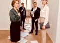 Утюг тихо шипел, выпуская струйки пара, а в квартире пахло лимонным