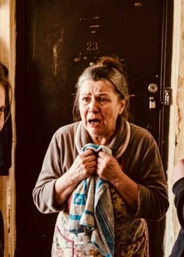 В тот вечер квартира пахла подгоревшим мясом,