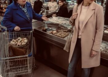 — Осетра пока не пробивайте. Света сейчас принесёт карту.