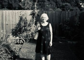 Соседка (75 лет) отдала мне ключи, чтобы я поливала цветы.
